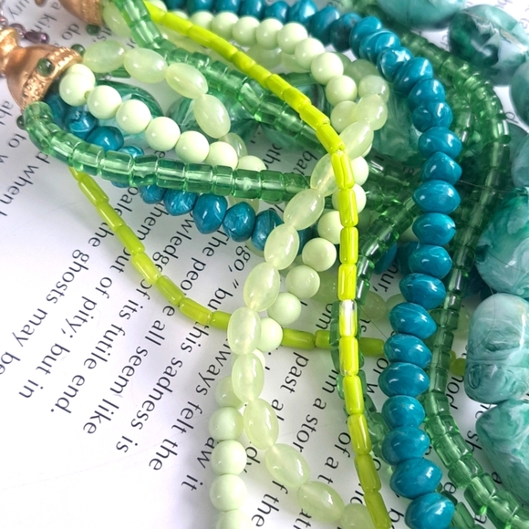 Green tones Multi chain neckla e with beautiful gold clasp - Picture 7 of 7